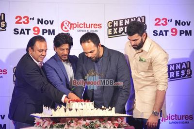 Shah Rukh Khan and Deepika Padukone at ZEE TV Party for 'CHENNAI EXPRESS' success