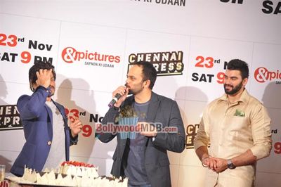 Shah Rukh Khan and Deepika Padukone at ZEE TV Party for 'CHENNAI EXPRESS' success