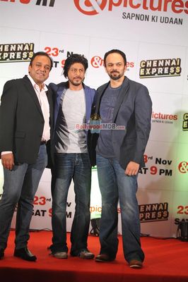 Shah Rukh Khan and Deepika Padukone at ZEE TV Party for 'CHENNAI EXPRESS' success