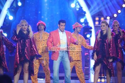 Sunny Deol with Salman Khan on 'BIGG BOSS 7' sets promoting 'SINGH SAAB THE GREAT'
