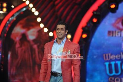 Sunny Deol with Salman Khan on 'BIGG BOSS 7' sets promoting 'SINGH SAAB THE GREAT'