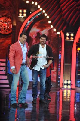 Sunny Deol with Salman Khan on 'BIGG BOSS 7' sets promoting 'SINGH SAAB THE GREAT'