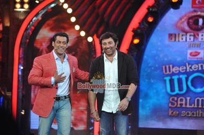 Sunny Deol with Salman Khan on 'BIGG BOSS 7' sets promoting 'SINGH SAAB THE GREAT'
