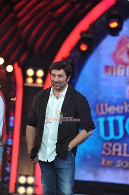 Sunny Deol with Salman Khan on 'BIGG BOSS 7' sets promoting 'SINGH SAAB THE GREAT'