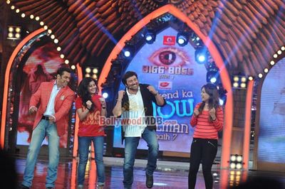 Sunny Deol with Salman Khan on 'BIGG BOSS 7' sets promoting 'SINGH SAAB THE GREAT'