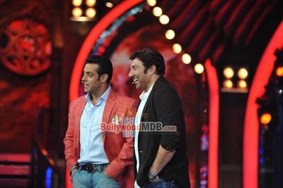 Sunny Deol with Salman Khan on 'BIGG BOSS 7' sets promoting 'SINGH SAAB THE GREAT'