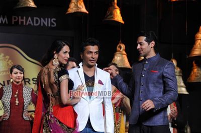 Malaika Arora Khan & Dino Morea walk the ramp for Vikram Phadnis at Blenders Pride Fashion Tour 2013
