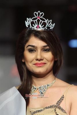 Prachi Desai & Priyanka Bose at KamaSutra Miss Maxim 2014 Grand Finale