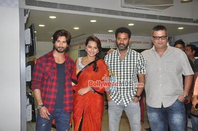 Shahid Kapoor & Sonakshi Sinha promote 'R... Rajkumar' at Reliance Digital