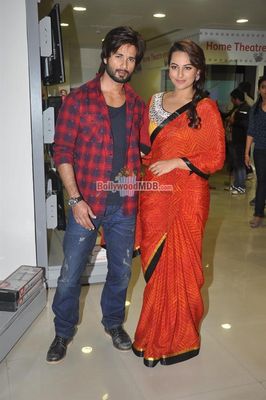 Shahid Kapoor & Sonakshi Sinha promote 'R... Rajkumar' at Reliance Digital
