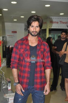 Shahid Kapoor & Sonakshi Sinha promote 'R... Rajkumar' at Reliance Digital