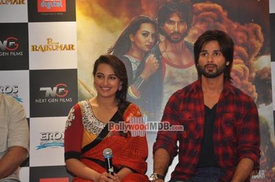 Shahid Kapoor & Sonakshi Sinha promote 'R... Rajkumar' at Reliance Digital