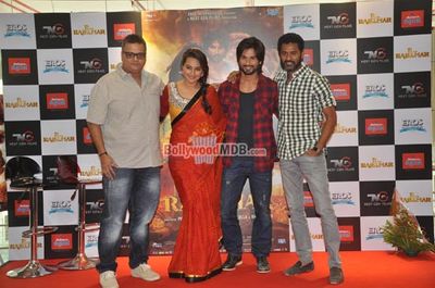 Shahid Kapoor & Sonakshi Sinha promote 'R... Rajkumar' at Reliance Digital