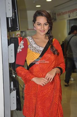 Shahid Kapoor & Sonakshi Sinha promote 'R... Rajkumar' at Reliance Digital