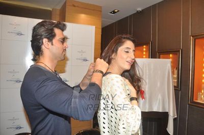 Hrithik Roshan launches 'Krrish 3' exclusive jewellery at store of Farah Ali Khan