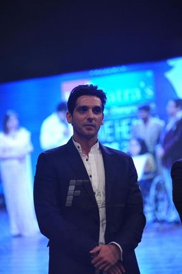 Hrithik Roshan was among Bolly Celebs at the 8th Edition of Dr Batra's Positive Health Awards 2013