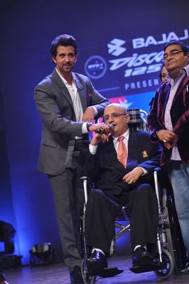 Hrithik Roshan was among Bolly Celebs at the 8th Edition of Dr Batra's Positive Health Awards 2013