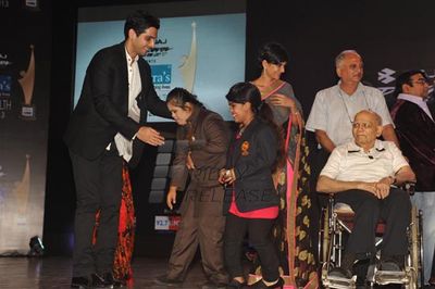 Hrithik Roshan was among Bolly Celebs at the 8th Edition of Dr Batra's Positive Health Awards 2013