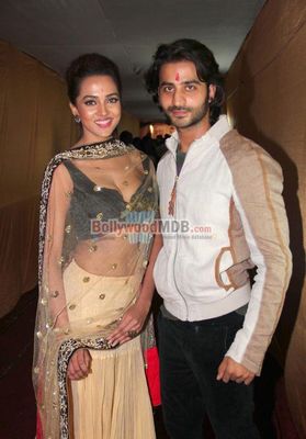 Film \'SATYA 2\' stars Anaika Soti, Aradhna Gupta, Puneet Ratn Singh promote film at Navrati Pandals