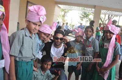 Prateik Babbar celebrates Smita Patil\'s 58th birth anniversary with Save the Children India NGO