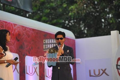 Shah Rukh Khan meets Lux - 'Chennai Express' contest winners