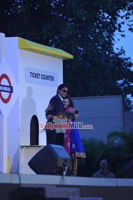 Shah Rukh Khan meets Lux - 'Chennai Express' contest winners