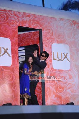 Shah Rukh Khan meets Lux - 'Chennai Express' contest winners