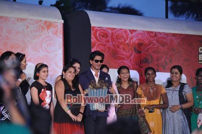 Shah Rukh Khan meets Lux - 'Chennai Express' contest winners