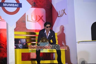Shah Rukh Khan meets Lux - 'Chennai Express' contest winners