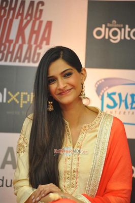 Farhan Akhtar & Sonam Kapoor launch film 'BHAAG MILKHA BHAAG' DVD