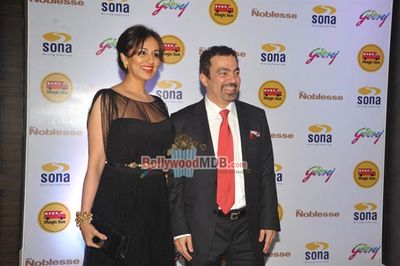 Abhishek Bachchan, Farhan Akhtar & Anita Raj at the NGO MAGIC BUS Auction