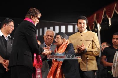 Amitabh Bachchan honoured at 76th birthday of Pandit Hridaynath Mangeshkar