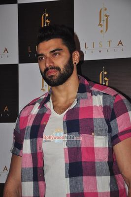 Shah Rukh Khan among Bolly Celebs at the launch of LISTA JEWELS Jewellery Lounge