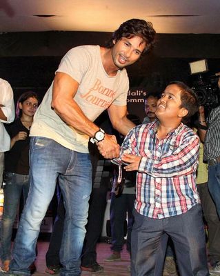 Shahid Kapoor performs and promotes film \'PHATA POSTER NIKHLA HERO\'