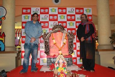 Hariharan and his son Akshay celebrate Big Green Ganesha along with with 92.7 big