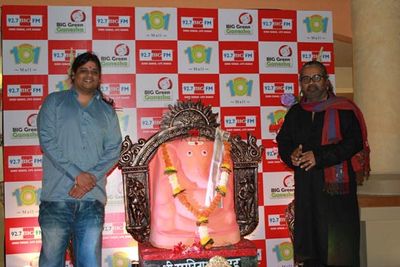Hariharan and his son Akshay celebrate Big Green Ganesha along with with 92.7 big