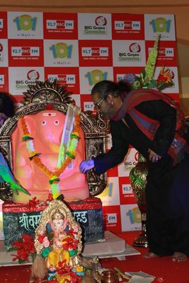 Hariharan and his son Akshay celebrate Big Green Ganesha along with with 92.7 big