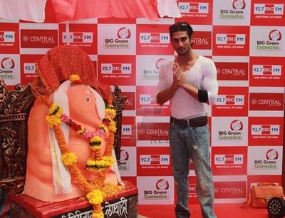 Prateik Babbar celebrates Big Green Ganesha along with 92.7 Big FM