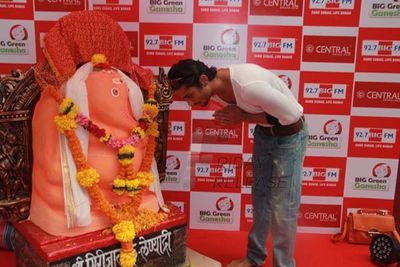 Prateik Babbar celebrates Big Green Ganesha along with 92.7 Big FM