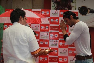 Prateik Babbar celebrates Big Green Ganesha along with 92.7 Big FM