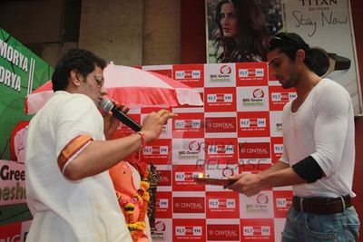 Prateik Babbar celebrates Big Green Ganesha along with 92.7 Big FM