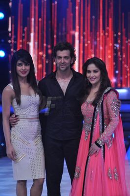 Hrithik Roshan and Priyanka Chopra promote \'Krrish 3\' on JHALAK DIKHHLA JAA Season 6 Grand Finale sets