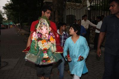 Akshay Kumar's son Aarav doing Ganesh Idol visarjan of his grand mother Dimple Kapadia's Ganpati