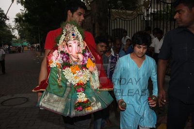 Akshay Kumar\'s son Aarav doing Ganesh Idol visarjan of his grand mother Dimple Kapadia\'s Ganpati