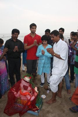 Akshay Kumar's son Aarav doing Ganesh Idol visarjan of his grand mother Dimple Kapadia's Ganpati