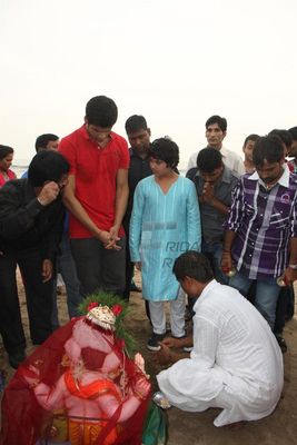 Akshay Kumar's son Aarav doing Ganesh Idol visarjan of his grand mother Dimple Kapadia's Ganpati