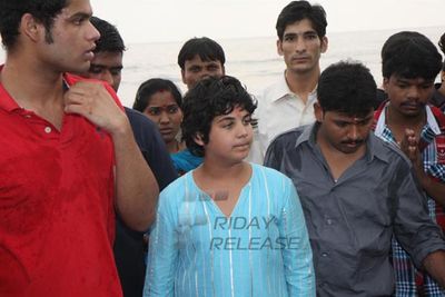 Akshay Kumar's son Aarav doing Ganesh Idol visarjan of his grand mother Dimple Kapadia's Ganpati