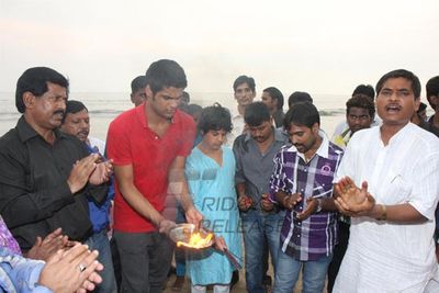 Akshay Kumar's son Aarav doing Ganesh Idol visarjan of his grand mother Dimple Kapadia's Ganpati