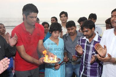 Akshay Kumar's son Aarav doing Ganesh Idol visarjan of his grand mother Dimple Kapadia's Ganpati