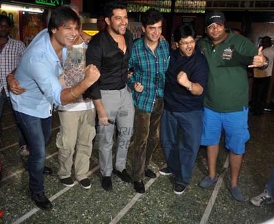 Vivek Oberoi & Aftab Shivdasani with film \'GRAND MASTI\' team visits Gaeity Galaxy Cinema Halls
